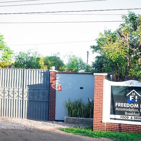 Freedom Inn Arusha Luaran gambar